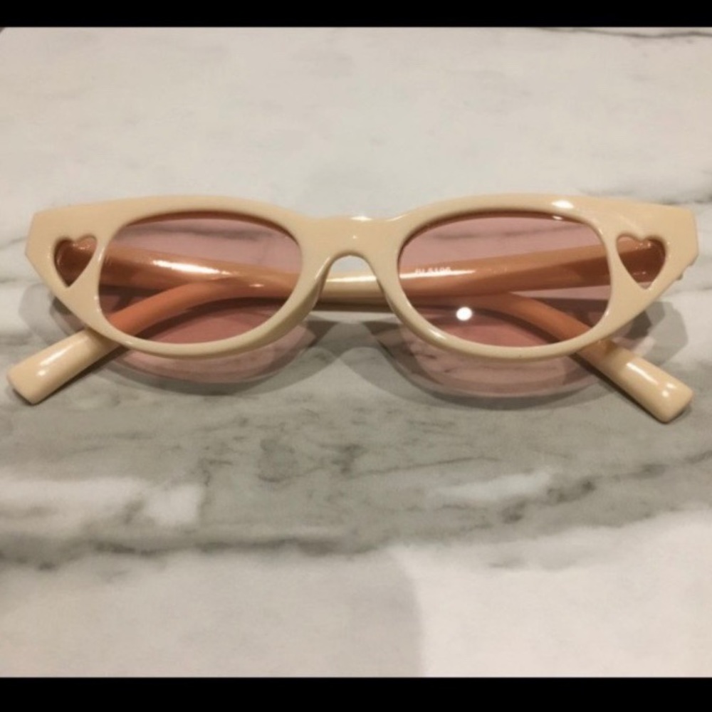 ❌SALE❌Nude heart sunglasses - Picture 1 of 2